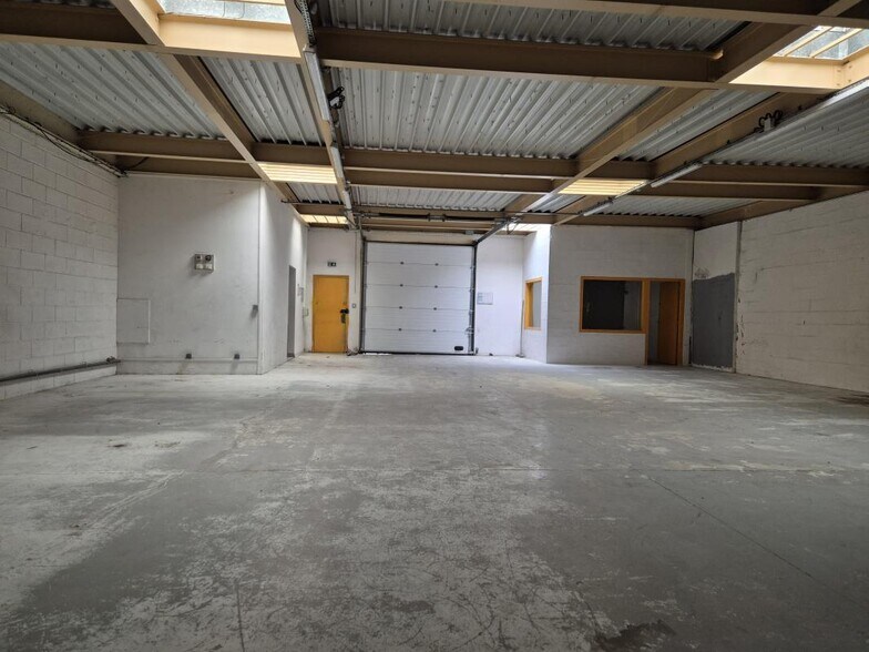 Industrial in Croissy-Beaubourg for lease - Building Photo - Image 1 of 4