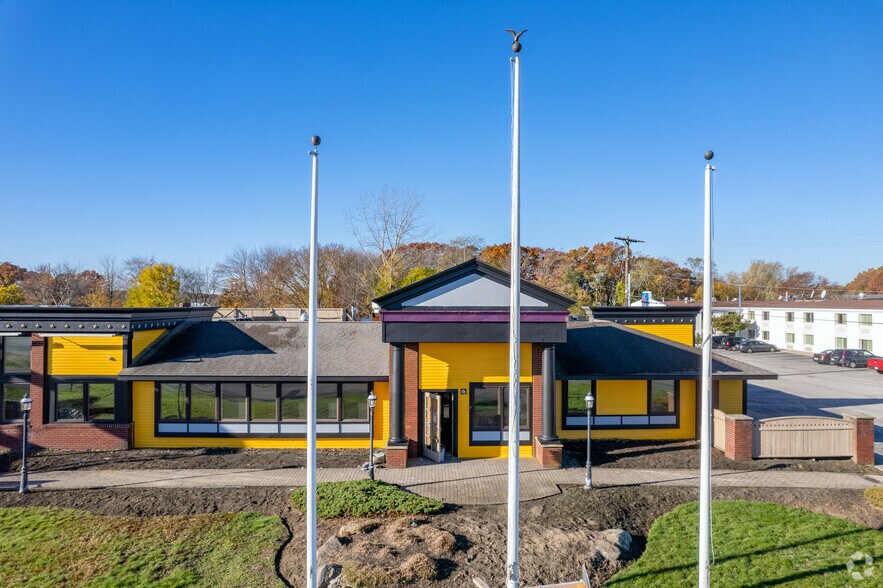 821 Fall River Ave, Seekonk, MA à vendre - Photo du bâtiment - Image 2 de 10