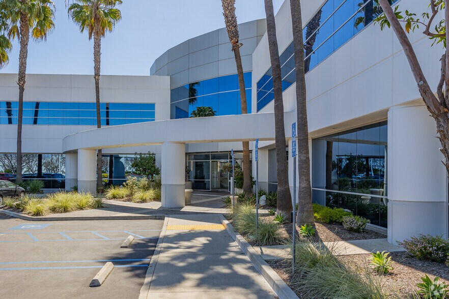 6261 Katella Ave, Cypress, CA à louer - Photo du bâtiment - Image 3 de 7