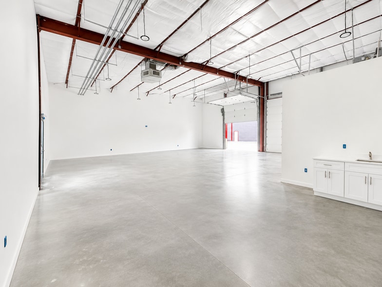 7044 Queenston Blvd, Houston, TX for lease - Building Photo - Image 3 of 8