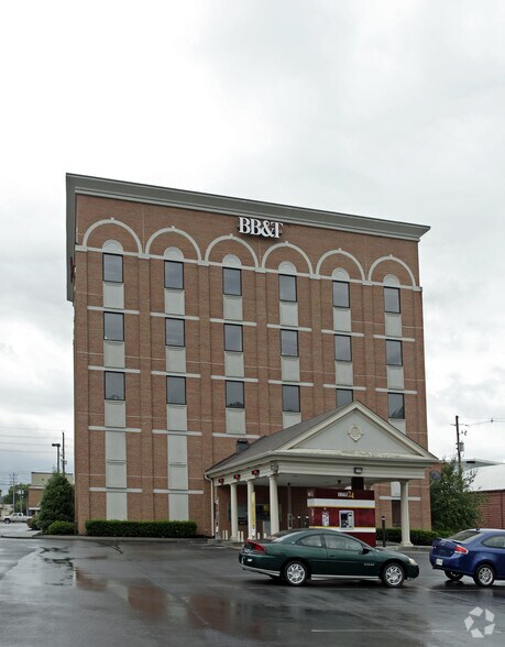 100 E Main St, Sevierville, TN à louer - Photo du bâtiment - Image 2 de 16