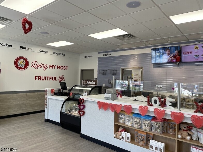 281 Triangle Rd, Hillsborough, NJ à louer - Photo du bâtiment - Image 3 de 10