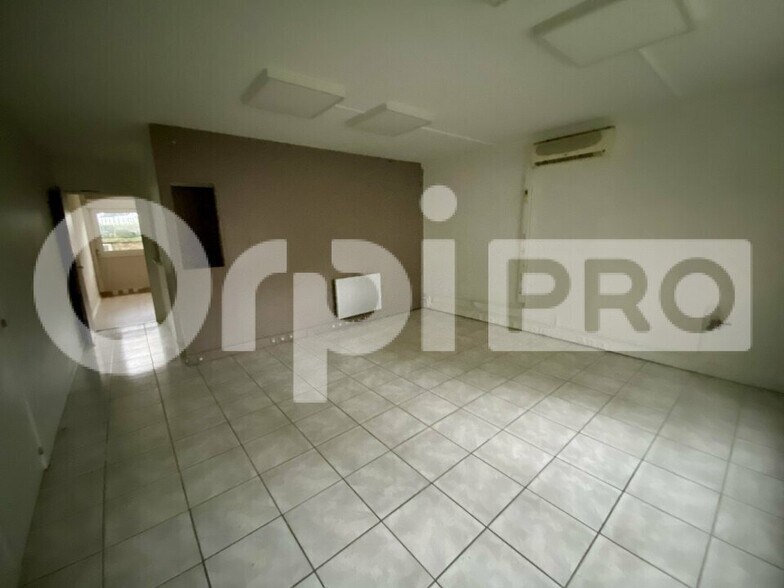 Office in Neuville-sur-Saône for lease - Interior Photo - Image 3 of 4
