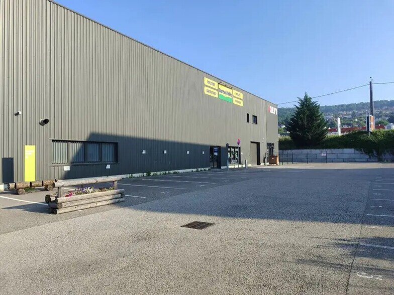 Retail in Bourgoin-Jallieu for lease - Building Photo - Image 1 of 4