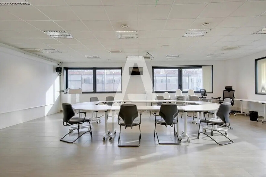 Flex in Ivry-sur-Seine for lease - Interior Photo - Image 3 of 5