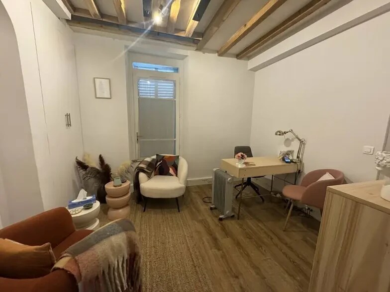 Office in Versailles for lease - Interior Photo - Image 2 of 6