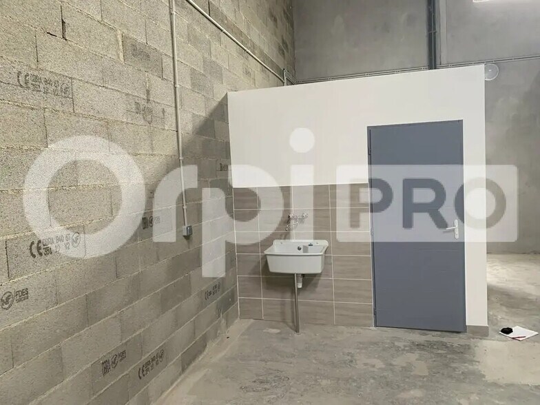 Flex in Nîmes for lease - Interior Photo - Image 3 of 11