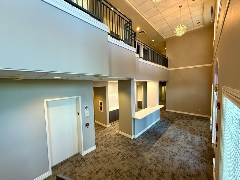 486 SW Bluff Dr, Bend, OR à louer - Photo du bâtiment - Image 3 de 12