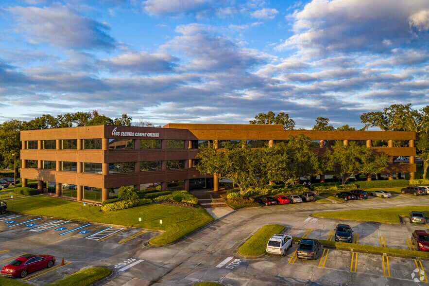 9950 Princess Palm Ave, Tampa, FL à louer - Photo du bâtiment - Image 2 de 20