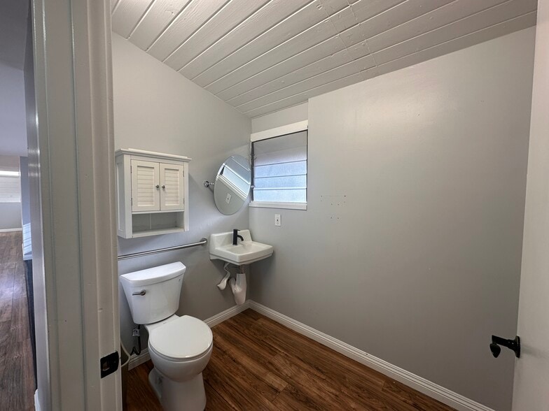 11116 Rives Ave, Downey, CA for lease - Interior Photo - Image 3 of 9