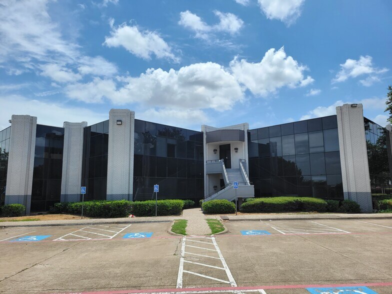 833 E Arapaho Rd, Richardson, TX à louer - Photo du bâtiment - Image 2 de 10