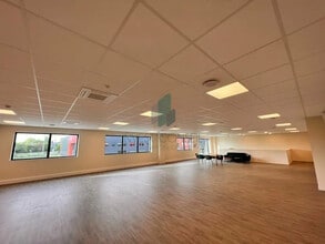 Office in SAINT-OUEN-L'AUMONE for lease Interior Photo- Image 2 of 5
