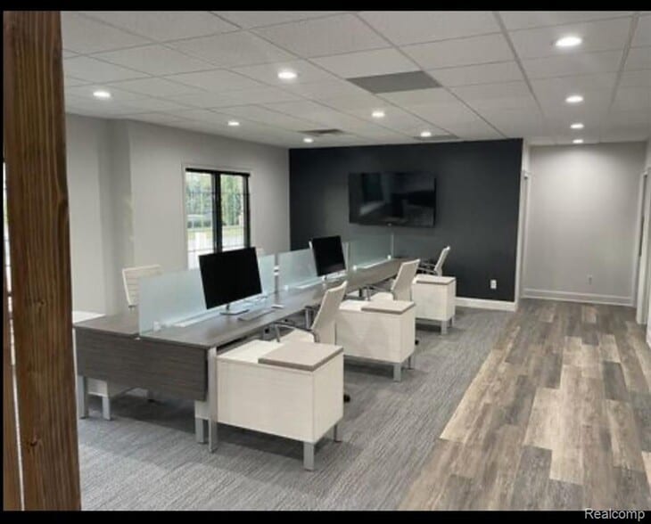 3062 E Walton Blvd, Auburn Hills, MI for lease - Building Photo - Image 3 of 9