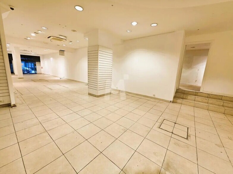 Retail in Melun for lease - Interior Photo - Image 3 of 6