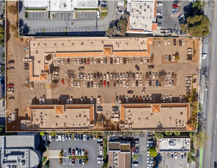 ASIAN THEMED RETAIL SHOPPING CENTER portfolio of 3 properties for sale on LoopNet.ca - Building Photo - Image 3 of 24
