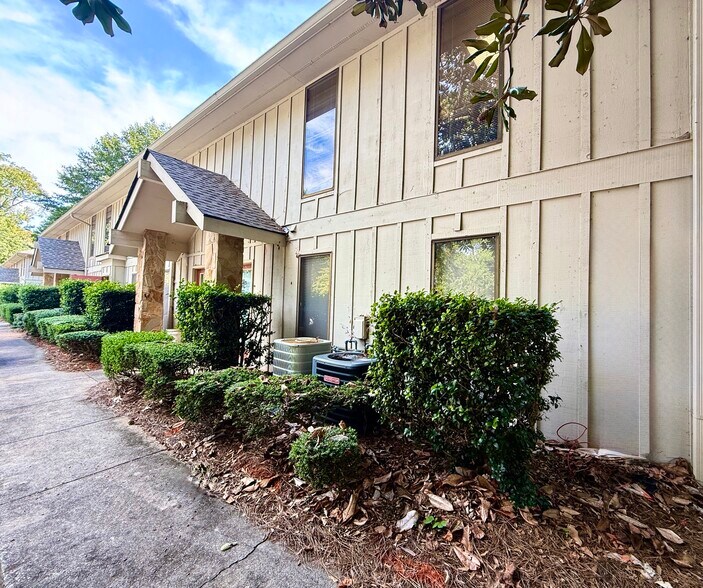 11285 Elkins Rd, Roswell, GA à louer - Photo du bâtiment - Image 2 de 13