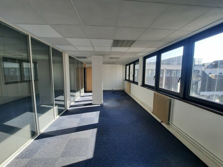 Office in Rouen for lease - Interior Photo - Image 3 of 15