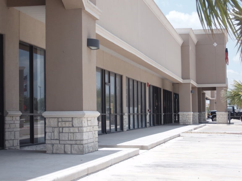 568 Springmart Blvd, Brownsville, TX for lease - Building Photo - Image 2 of 2