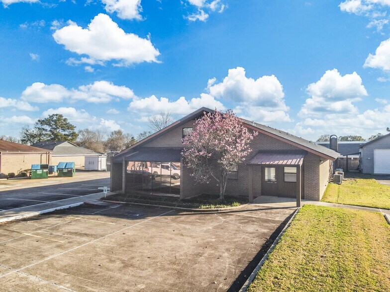 8334 O'Hara Ct, Baton Rouge, LA à vendre - Photo du bâtiment - Image 3 de 20