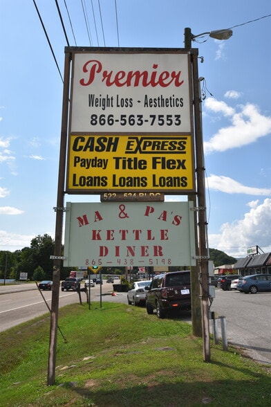 522-546 E Tri County Blvd, Oliver Springs, TN à vendre - Photo du bâtiment - Image 2 de 8