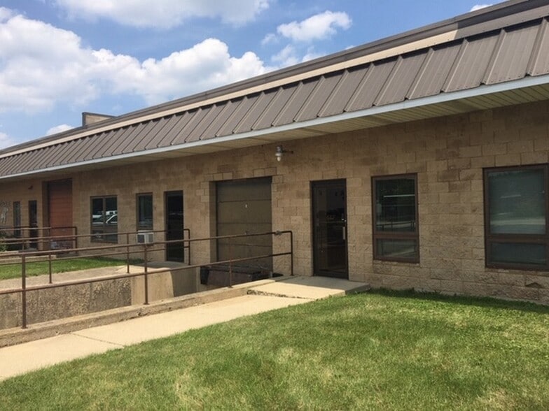 455-457 S Dartmoor Dr, Crystal Lk, Crystal Lake, IL for sale - Building Photo - Image 3 of 15