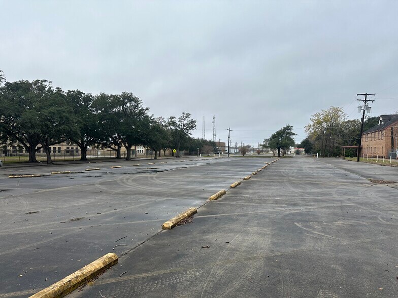 2580 South St, Beaumont, TX for lease - Building Photo - Image 2 of 4