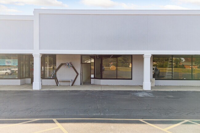 Plus de détails pour 120-150 May Mart Dr, Rochelle, IL - Commerce de détail à louer
