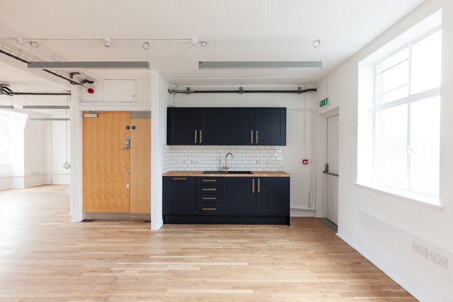 15-16 Margaret St, London for lease - Building Photo - Image 3 of 48