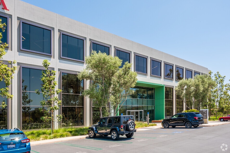 5301 California Ave, Irvine, CA à louer - Photo du bâtiment - Image 2 de 8