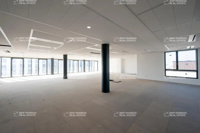 7 Rue Stephenson, Montigny-le-Bretonneux for lease - Interior Photo - Image 2 of 10