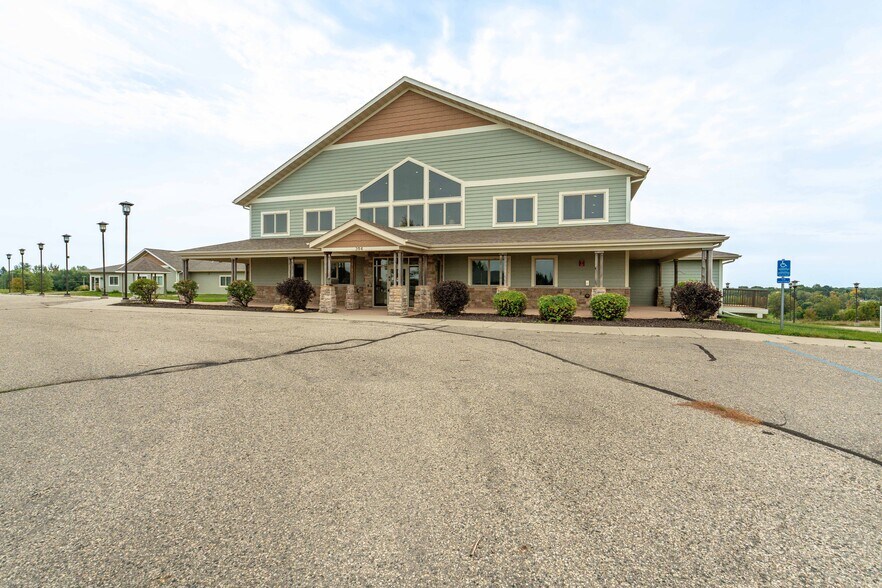 394 Woodland Dr, Fergus Falls, MN à vendre - Photo principale - Image 1 de 77