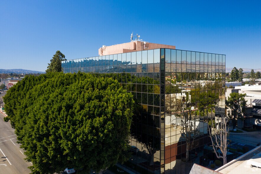 4111 W Alameda Ave, Burbank, CA à louer - Photo du bâtiment - Image 1 de 6