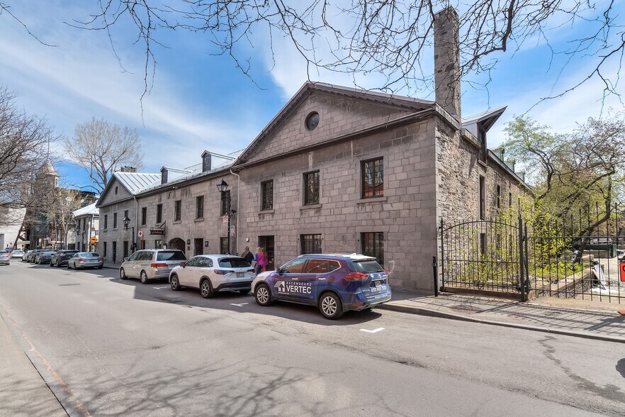 300 Pl D'youville, Montréal, QC à louer - Photo du bâtiment - Image 3 de 9