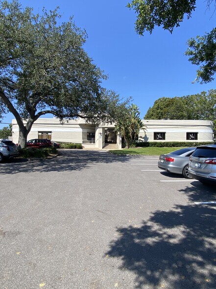 3023 Eastland Blvd, Clearwater, FL à louer - Photo du bâtiment - Image 3 de 6