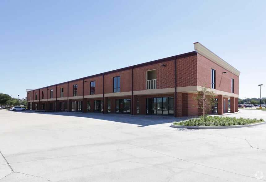 2640 Old Denton Rd, Carrollton, TX à louer - Photo du bâtiment - Image 2 de 26