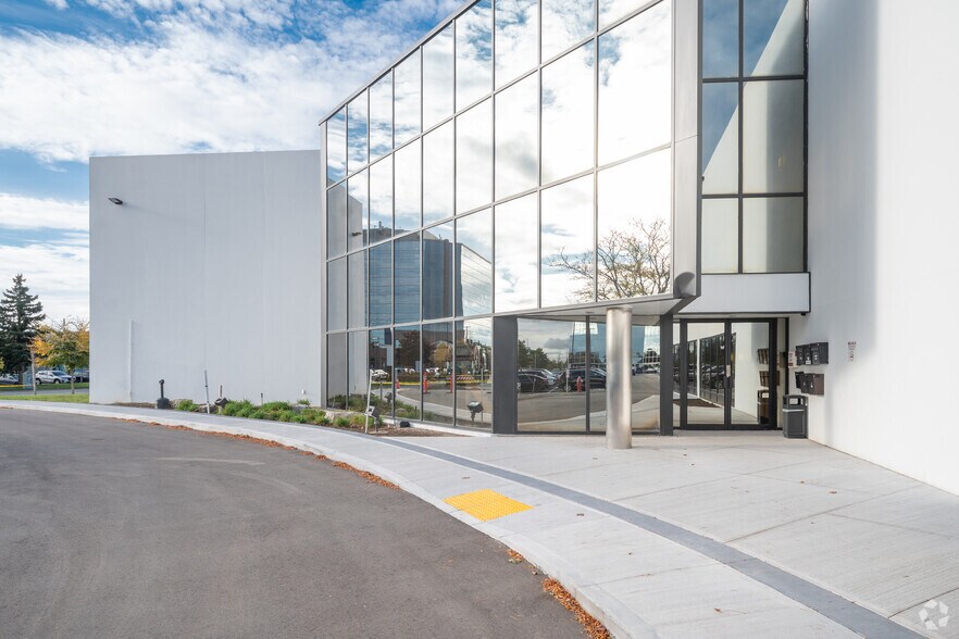 2645 Skymark Av, Mississauga, ON à louer - Photo du bâtiment - Image 1 de 2
