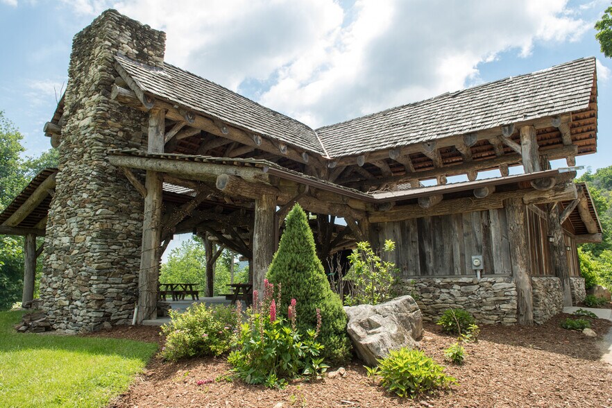 2607 Wolf Laurel Rd, Mars Hill, NC à vendre - Photo du bâtiment - Image 3 de 20
