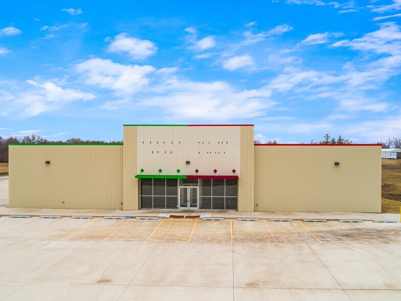 970 US-18, Britt, IA à louer - Photo du bâtiment - Image 2 de 19
