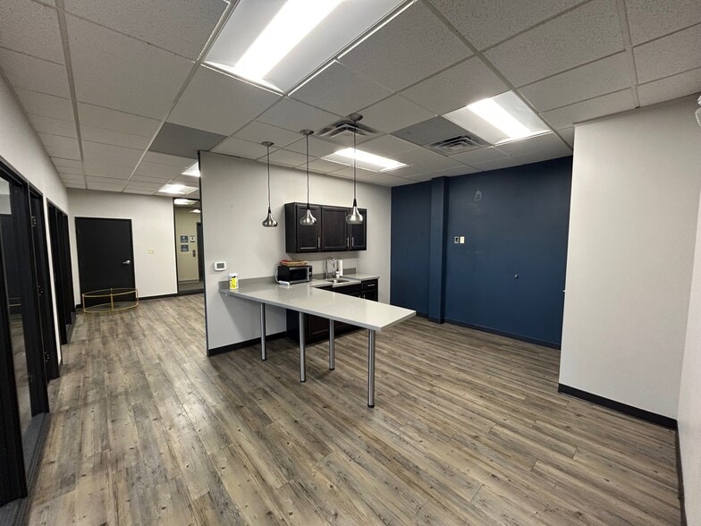 9011 N Meridian St, Indianapolis, IN à louer - Photo du bâtiment - Image 3 de 16