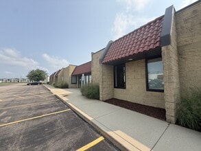 365 Smoke Tree Plaza Dr, North Aurora, IL for lease Interior Photo- Image 2 of 32