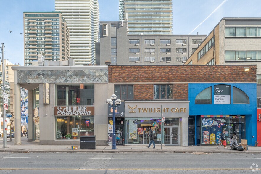 665-667 Yonge St, Toronto, ON à louer - Photo du bâtiment - Image 2 de 2