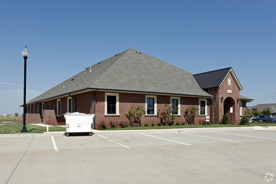 1804 Commons Cir, Yukon, OK for lease - Building Photo - Image 2 of 4