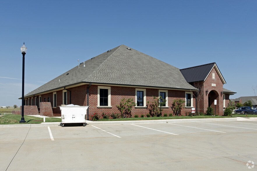 1804 Commons Cir, Yukon, OK à louer - Photo du bâtiment - Image 2 de 4
