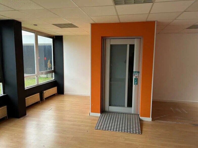 Flex in Sotteville-lès-Rouen for lease - Interior Photo - Image 2 of 4