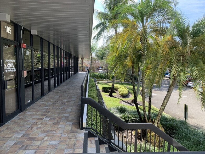 1860 N Pine Island Rd, Plantation, FL à louer - Photo du bâtiment - Image 3 de 10