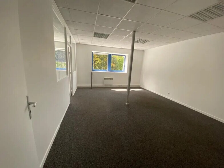Bureau dans Noisy-le-Grand à louer - Photo du bâtiment - Image 2 de 5