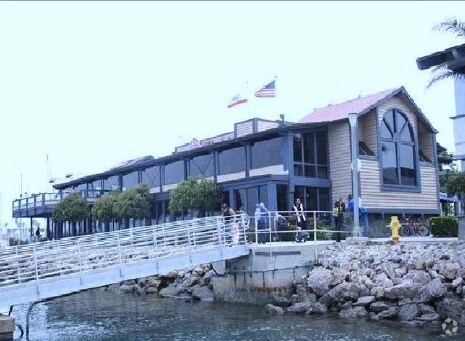 3950 Bluefin Cir, Oxnard, CA à louer - Photo du bâtiment - Image 3 de 5