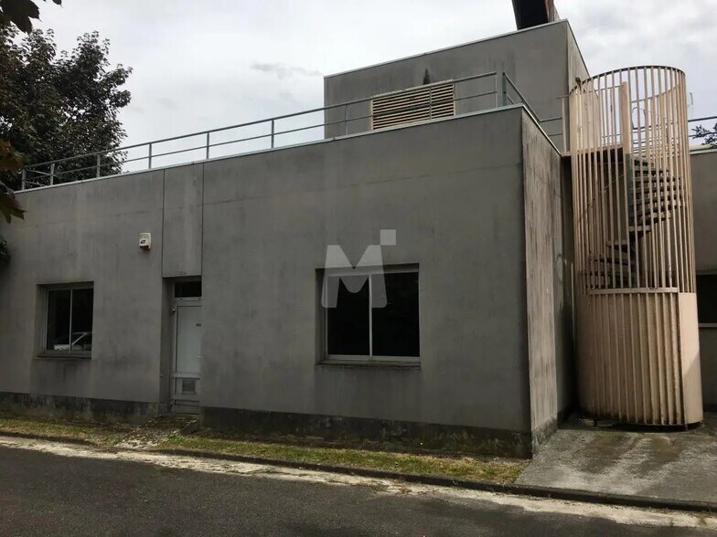 Bureau dans Savigny-le-Temple à louer - Photo du bâtiment - Image 3 de 15