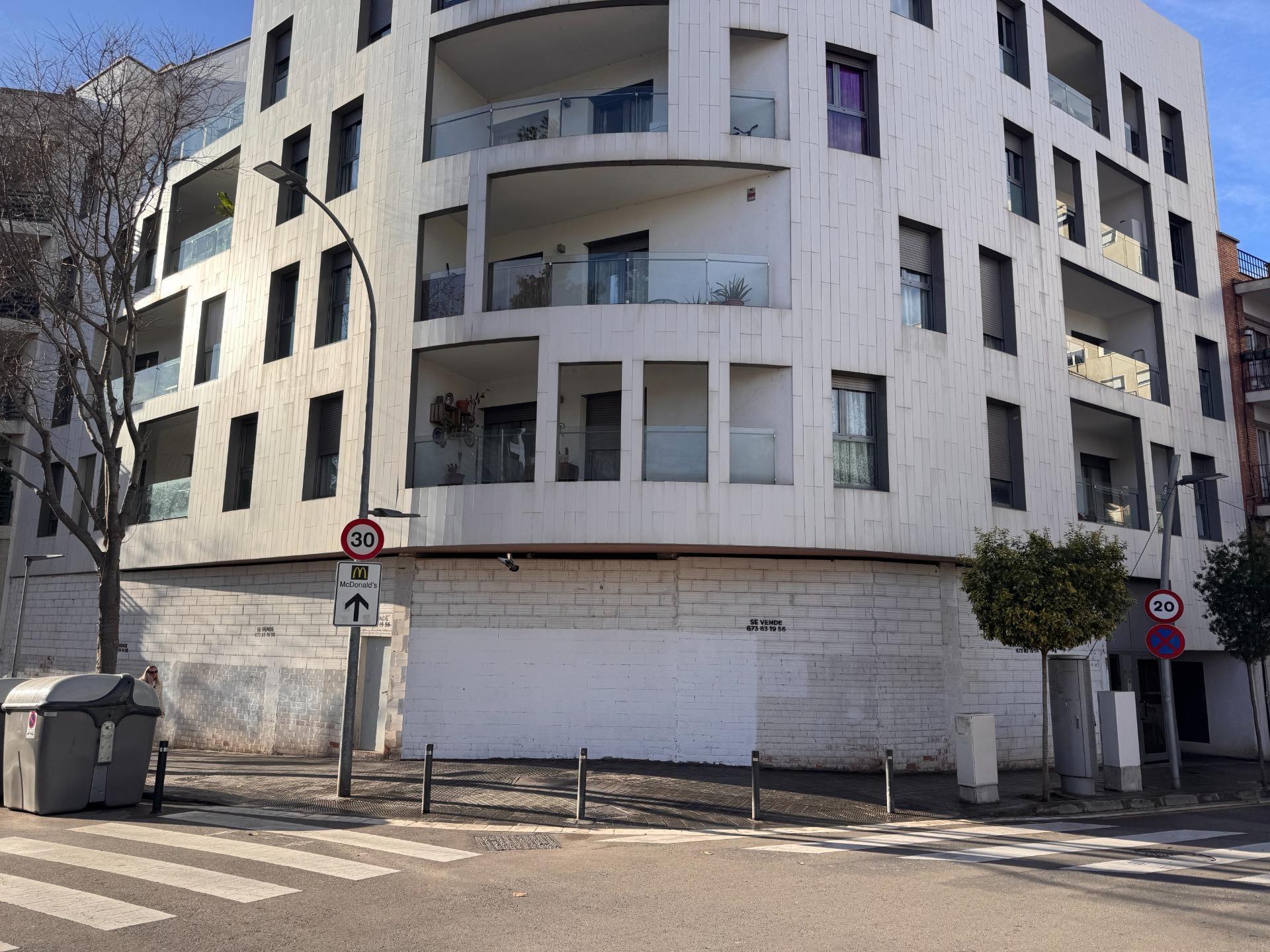 Immeuble residentiel dans Esplugues de Llobregat, Barcelona à vendre Photo du bâtiment- Image 1 de 6