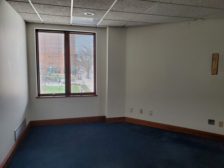 202 N Center St, Bloomington, IL à vendre - Photo du bâtiment - Image 2 de 5